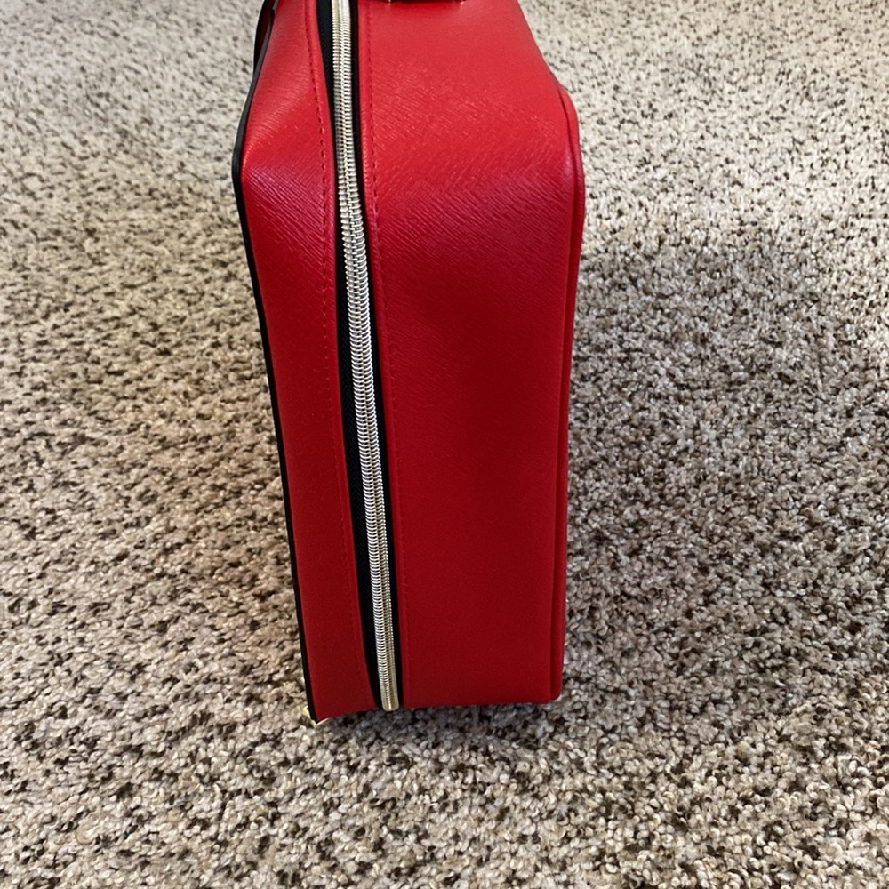 NWOT Red zip up travel bag by Estée Lauder with gold hardware - Picture 4 of 9